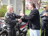Jack presenting the award to Mark LaPierre for riding to Lori's on his Norton from Alexandria, VA<br>
...courtesy of Mauricio Avigdor